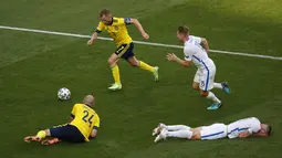 Gelandang  Swedia, Sebastian Larsson (kiri) membawa bola saat bertanding melawan Slovakia pada pertandingan grup E Euro 2020 di stadion Saint Petersburg, di St. Petersburg, Rusia, Jumat (18/6/2021). Swedia menang tipis atas Slovakia dengan skor 1-0. (Anton Vaganov/Pool via AP)