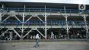 Warga melintas di  Park and Ride Vertikal Terminal Ragunan, Jakarta, Selasa  (29/11/2022). Kantong Parkir Park and Ride ini dibangun untun membantu masyarakat yang ingin menaiki transportasi umum. (Liputan6.com/Faizal Fanani)