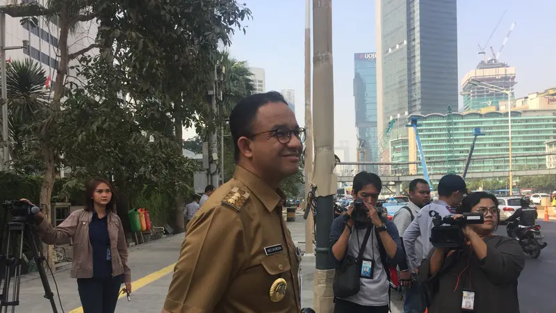 Gubernur DKI Jakarta Anies Baswedan meninjau pelican crossing di Bundaran HI