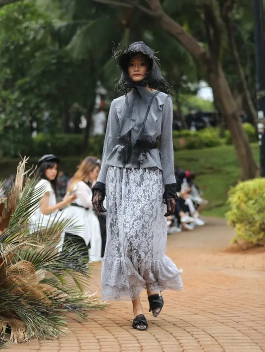 Model memamerkan busana koleksi Asmara by Barli Asmara di Taman Ayodya, Kebayoran Baru, Jakarta Selatan, pada Rabu (20/11/2019). (Adrian Putra/Fimela.com)