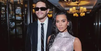 Pasangan Kim Kardashian dan Pete Davidson menghadiri White House Correspondents Association Dinner 2022 di Washington D.C, Amerika Serikat pada Sabtu (30/4/2022). (Instagram/kimkardashian).