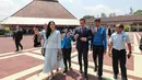 Saat tiba di SMA Taruna Nusantara, Annisa Pohan mengenakan setelan berwarna biru muda yang elegan. Ia mengenakan atasan lengan panjang dengan bordir floral dari benang putih dan detail belt yang manis, dipadu pleated skirt panjang berwarna senada. [Foto: Instagram/agusyudhoyono]