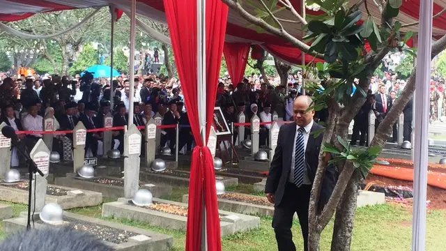 Anak BJ Habibie, Ilham Habibie, usai menimbunkan tanah ke liang lahad ayahnya