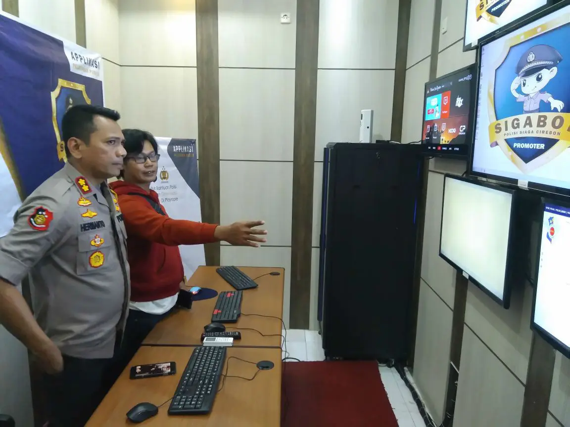 Polres Cirebon saat uji coba penggunaan aplikasi Sigabon dalam persiapan mengawal kelancaran Arus Mudik 2018. Foto (Liputan6.com / Panji Prayitno)