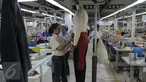 Pekerja mencoba memasangkan hasil produksi pada sebuah patung,Tangerang, Banten, Selasa (13/10/2015). Industri tekstil di dalam negeri terus menggeliat. Hal ini ditandai aliran investasi yang mencapai Rp 4 triliun (Liputan6.com/Angga Yuniar)