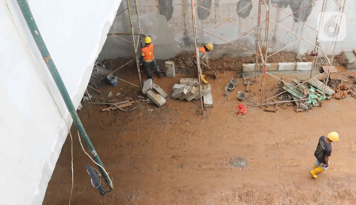 Pekerja menyelesaikan proyek pembangunan Underpass Jalan Dewi Sartika di Depok, Jawa Barat, Selasa (3/1/2023). Proyek yang menghabiskan anggaran sebesar sebesar Rp 108,6 miliar ini diharapkan menjadi solusi dalam mengatasi kemacetan yang kerap terjadi di Jalan Dewi Sartika ke arah Jalan Margonda Raya. (Liputan6.com/Herman Zakharia)