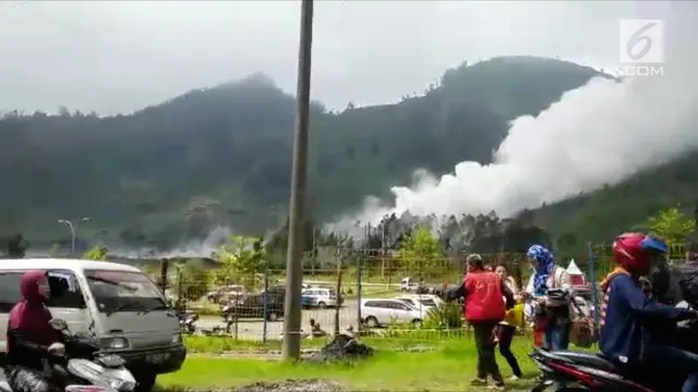 Letusan asap putih tebal terjadi di Kawah Sileri, Pegunungan Dieng, Desa Kepakisan, Kecamatan Batu, Kabupaten Banjarnegara, Jawa Tengah.