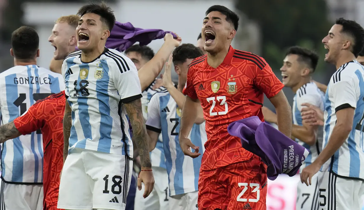 Para pemain Timnas Argentina U-23 merayakan kemenangan 1-0 atas Brasil U-23 setelah berakhirnya laga Kualifikasi Olimpiade Paris 2024 Zona Conmebol di Brigido Iriarte Stadium, Caracas, Venezuela, Minggu (11/2/2024). (AP Photo/Matias Delacroix)