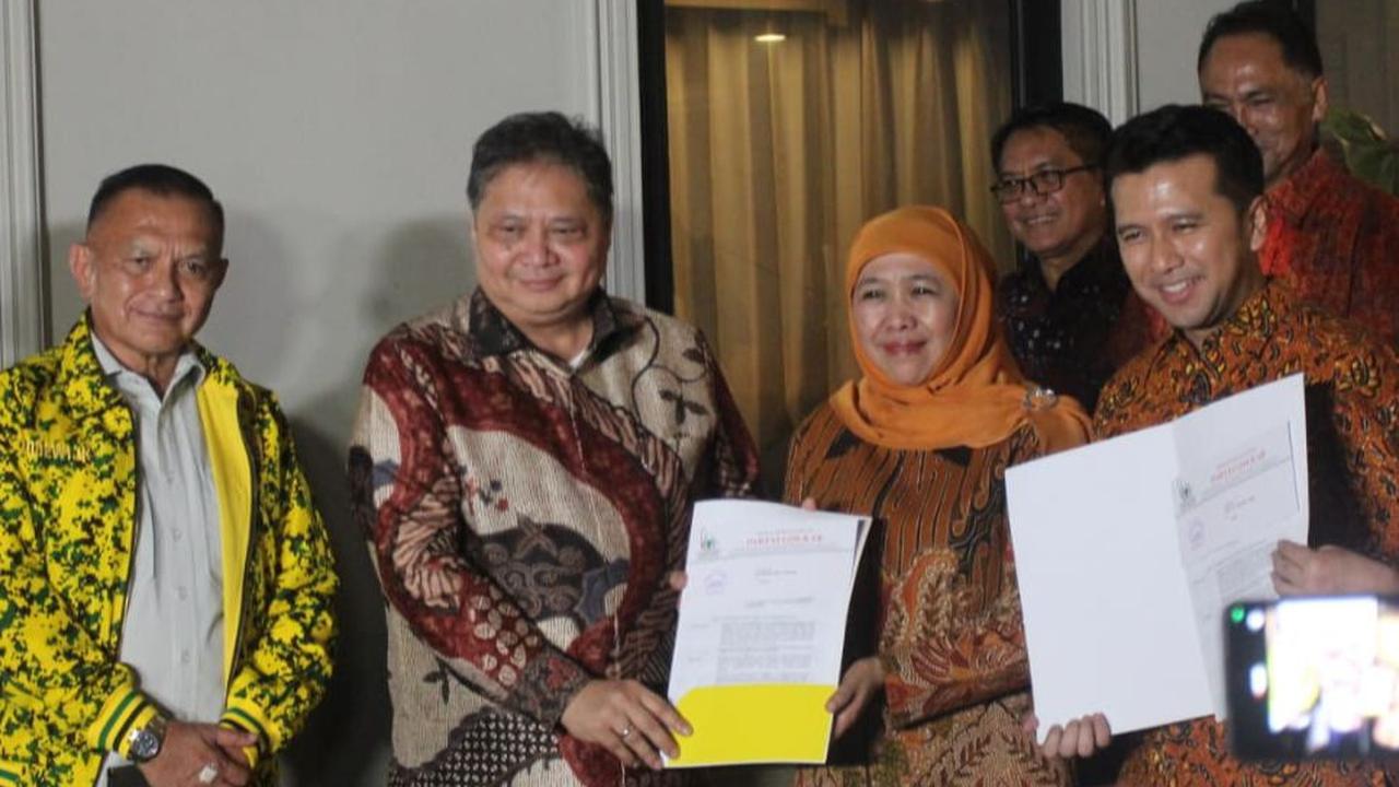 Ketua Umum Partai Golkar Airlangga Hartarto menyerahkan surat rekomendasi kepada Khofifah Indar Parawansa dan Emil Dardak sebagai bakal calon gubernur dan bakal calon gubernur Jawa Timur di kediaman Airlangga Hartarto, Jakarta, Jumat (17/5/2024).&nbsp;Gol