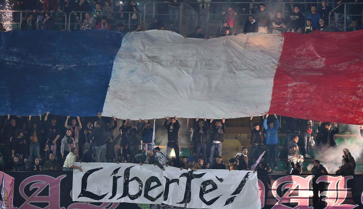 Suporter Palermo membentangkan bendera Prancis saat laga lanjutan Liga Italia Serie A  di Stadion Renzo Barbera, Palermo, Senin (30/11/2015) dini hari WIB .  (AFP Photo/Gabriel Bouys)