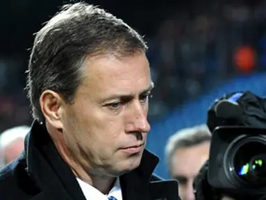 Saint-Etienne newly appointed coach Alain Perrin arrives on the pitch prior to the French L1 football match Lille vs. Nantes on November 15, 2008 at the Lille metropole stadium in Villeneuve d'Ascq, northern France. AFP PHOTO/PHILIPPE HUGUEN 
