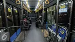 Pasca Lebaran, keramaian penumpang bus Trans Jakarta masih belum padat, Jakarta, Rabu (13/7). Hal ini disebabkan masih belum normalnya aktivitas perkantoran usai libur Lebaran. (Liputan6.com/Yoppy Renato)