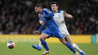 Pemain Timnas Inggris, Harry Maguire (kanan), menjaga pergerakan pemain Timnas Italia, Domenico Berardi dalam laga lanjutan Kualifikasi Euro 2024 yang digelar di Wembley, London pada Rabu (18/10/2023) dini hari WIB. (AP Photo/Kirsty Wigglesworth)