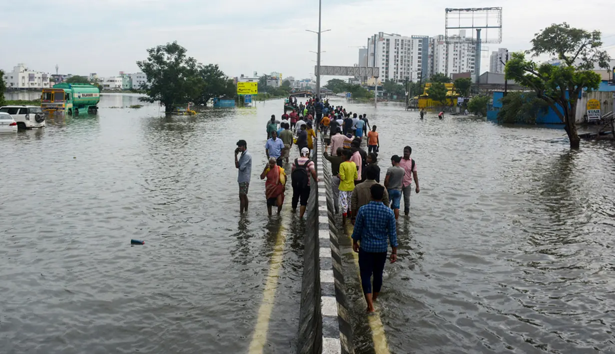 Departemen Meteorologi India (IMD) mengatakan badai siklon yang hebat dengan kecepatan angin hingga 100 km/jam (62mph), mencapai pantai negara bagian Andhra Pradesh dekat Kota Bapatla, tak lama setelah tengah hari pada hari Selasa, dikutip dari Al Jazeera. (AP Photo)