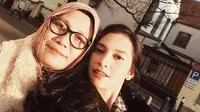 Pemeran Maryam di film Si Manis Jembatan Ancol ini pernah menulis pesan menyentuh untuk sang ibunda ketika merayakan Hari Ibu. (Liputan6.com/IG/@indahpermatas)