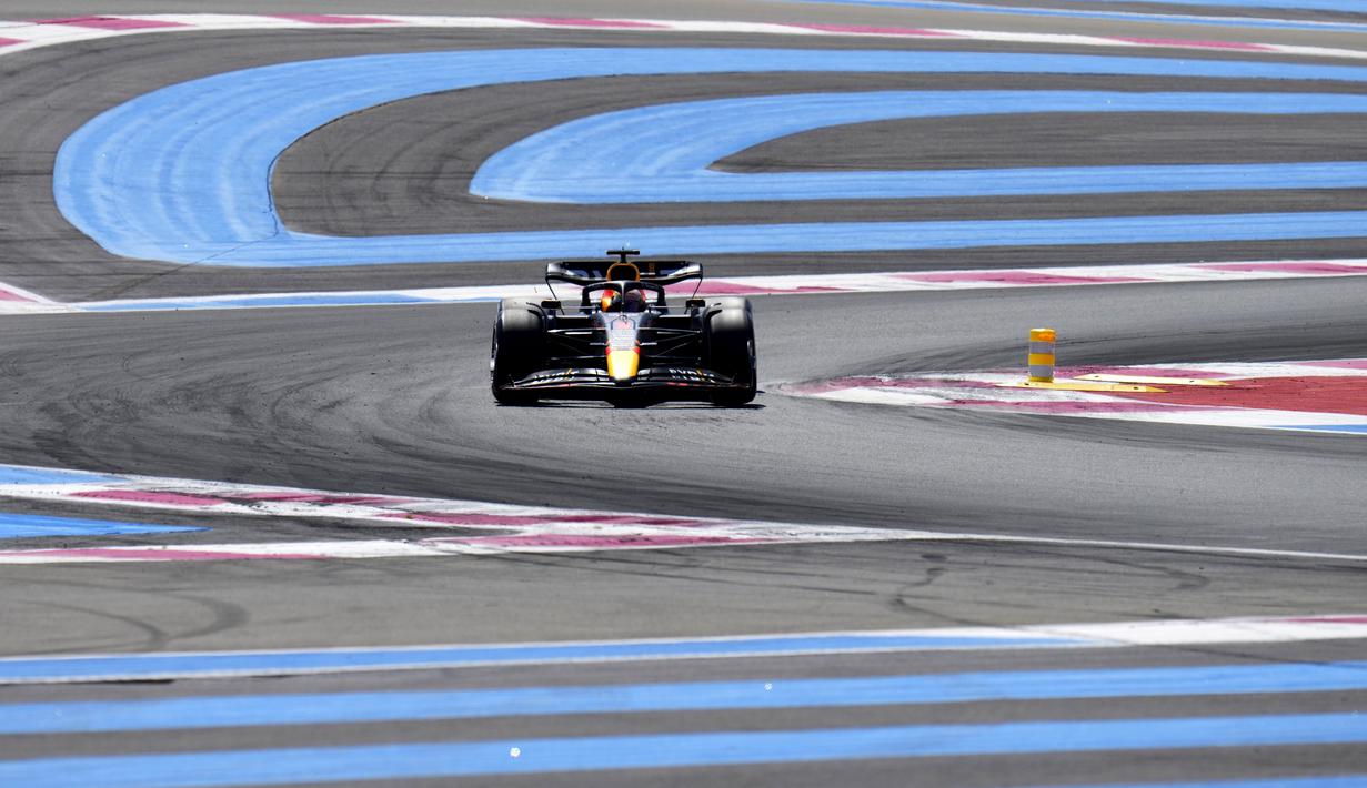 Pembalap Red Bull Racing, Max Verstappen menang mudah pada balapan seri ke-12 di Sirkuit Paul Ricard hari Minggu (24/07/2022). (AP/Manu Fernandez)