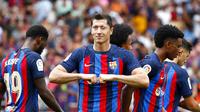 Striker Barcelona, Robert Lewandowski merayakan golnya ke gawang Elche dalam lanjutan pekan ke-6 Liga Spanyol 2022/2023 di Stadion Camp Nou, Sabtu (17/9/2022). (AP Photo/Joan Monfort)