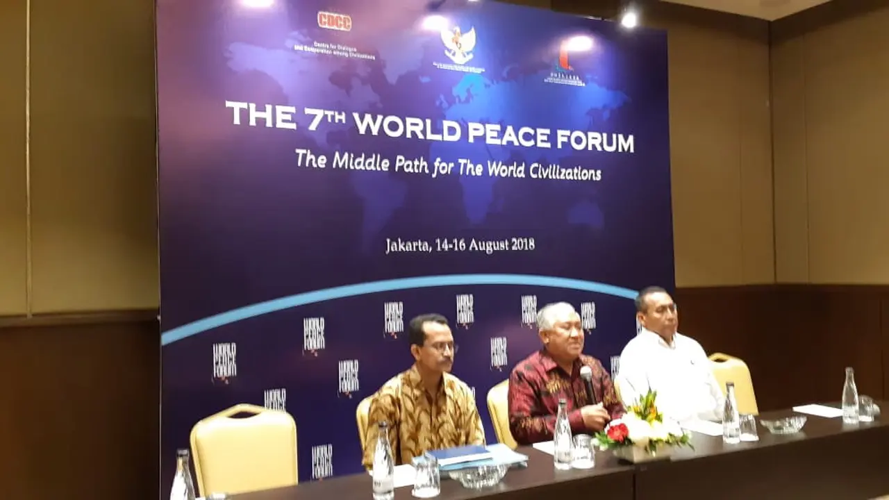 (Tengah) Utusan Khusus Presiden Bidang Dialog dan Kerja Sama Antaragama dan Peradaban Din Syamsuddin saat memaparkan garis besar The 7th World Peace Forum (13/8/2018) (Rizki Akbar Hasan / Liputan6.com)
