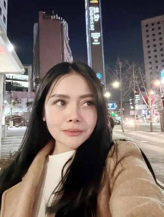 Gaya berpakaian Mawar dianggap begitu cocok dan serasi sehingga terlihat seperti warga asli Korea. Potret OOTD-nya menciptakan kesan bahwa Mawar benar-benar merasakan keindahan dan gaya hidup di Korea. (Liputan6.com/IG/@mysamawar)