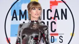 Penyanyi Taylor Swift menghadiri ajang American Music Awards 2018 di Los Angeles, Selasa (9/10). Taylor Swift yang akan menampilkan lagu "I Did Something Bad" datang dengan busana mirip bola disko yang menyilaukan mata (Kevork Djansezian/Getty Images/AFP)