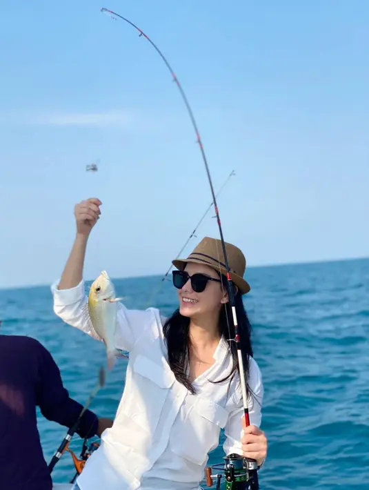 Seru menikmati indahnya pemandangan lautan, Medina ternyata pernah mencoba serunya memancing di laut. Tampil dengan busana kasual dengan kemeja putih dan topi bundarnya, penampilannya saat memancing ini menuai banyak pujian. (Liputan6.com/IG/@medinadinaaa)