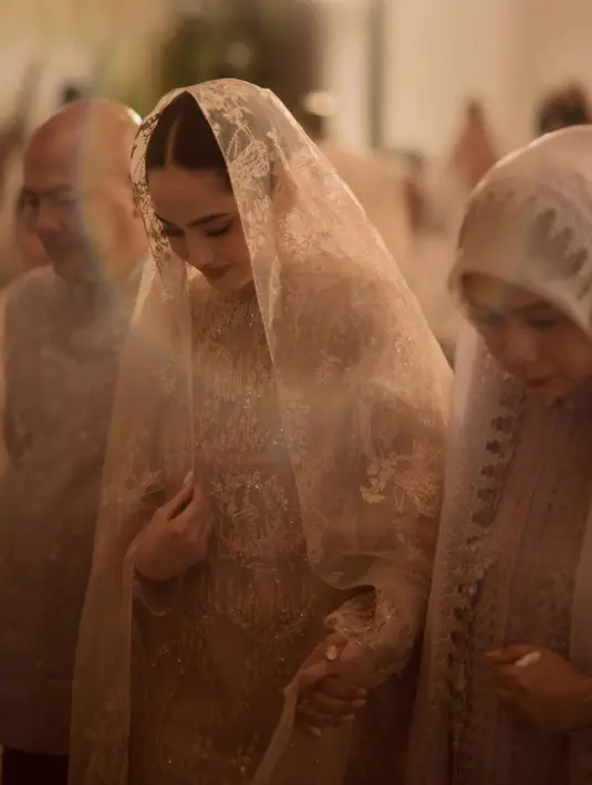 Sapto Djodjokartiko menjadi desainer di balik penampilan sempurna Syifa Hadju pada momentum pengajian. [Foto: Instagram/ Syifa Hadju]