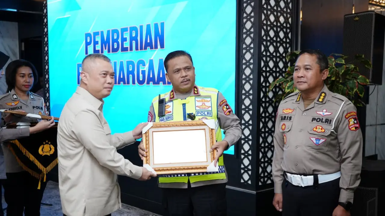 Korps Lalu Lintas (Korlantas) Polri menerima penghargaan dari Menteri Perhubungan Dudy Purwagandhi sebagai bentuk apresiasi atas dedikasi dan kontribusi dalam mendukung keberhasilan penyelenggaraan Angkutan Lebaran 2026 (Istimewa)