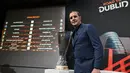 Mantan pemain sepak bola internasional Irlandia John O'Shea berpose di samping trofi kompetisi dan layar yang menampilkan jadwal pertandingan setelah pengundian babak 16 besar turnamen sepak bola Liga Europa 2023-2024 di House of European Football di Nyon, pada 23 Februari 2024. (Fabrice COFFRINI/AFP)