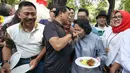 Kepala Staf Kepresidenan Moeldoko memberikan potongan tumpeng kepada sang istri, Koesni Harningsih saat merayakan ulang tahunnya yang ke-61 di Taman Suropati, Jakarta, Minggu (8/7). (Liputan6.com/Herman Zakharia)