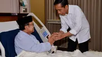 Presiden Jokowi saat menjenguk BJ Habibie yang tengah terbaring sakit di RSPAD Gatot Soebroto, Jakarta, (28/10/2014). (rumgapres/Agus Suparto)