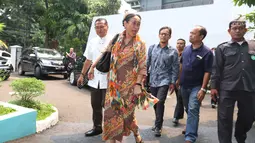 Budayawati Sukmawati Soekarnoputri mendatangi kantor Majelis Ulama Indonesia (MUI) di Jakarta, Kamis (5/4). Kedatangan Sukmawati untuk mengadakam pertemuan  tertutup dengan Ketua Umum MUI, Ma'ruf Amin. (Liputan6.com/Angga Yuniar)