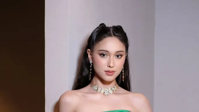 Bak Elphaba yang Glamor, Gaya Yasmin Napper di Gala Premiere Musuh Dalam Selimut Curi Perhatian