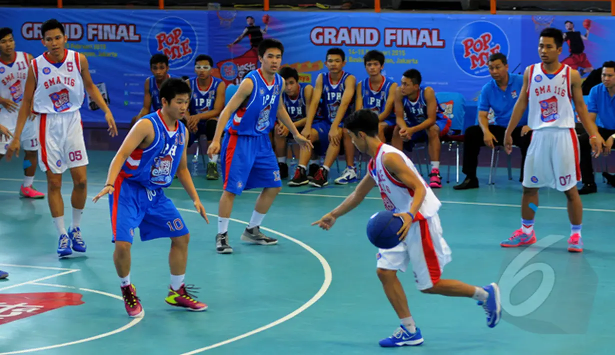 Partai final kompetisi bola basket tingkat pelajar putra bertajuk Pop Mie InstaHits Basketball antara SMA IPH Surabaya VS SMA N 116 Jakarta, Senayan, Minggu (17/2/2015). Kompetisi dimenangkan SMA N 116 dengan skor 74-72.(Liputan6.com/Faisal R syam) 