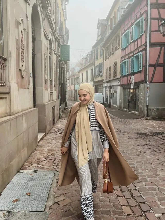 8 Gaya Hijab Zaskia Sungkar Liburan di Eropa Sambil Momong Ukkasya, Curi Perhatian