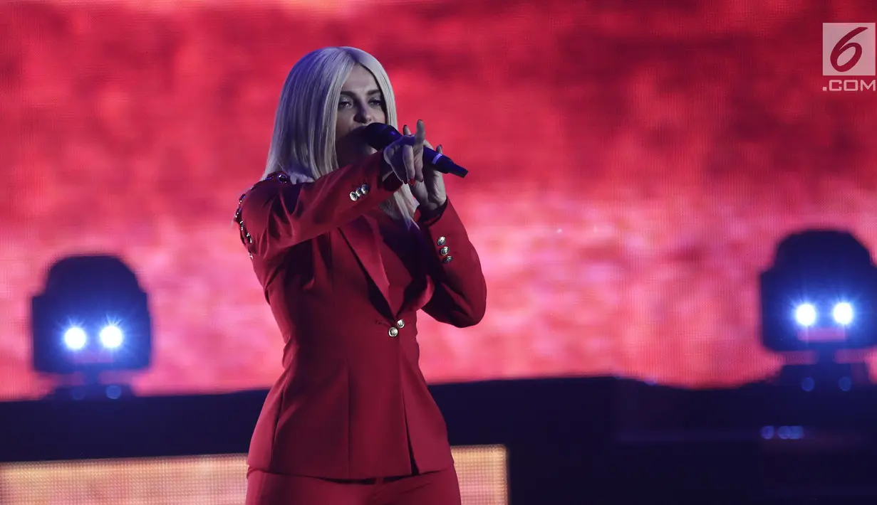 Penyanyi Bebe Rexha saat tampil pada malam puncak HUT ke-27 SCTV di Hall D, Jiexpo Kemayoran, Jakarta, Kamis (24/8). Penyanyi berusia 27 tahun ini tampil sangat energik dalam balutan busana bernuansa merah. (Liputan6.com/Herman Zakharia)