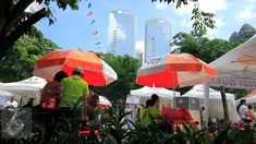 Suasana Pasar Akhir Pekan di kawasan SCBD Jakarta, Sabtu (29/10). Sekitar 170 pedagang menggelar usahanya dalam booth yang tertata rapih. (Liputan6.com/Angga Yuniar)
