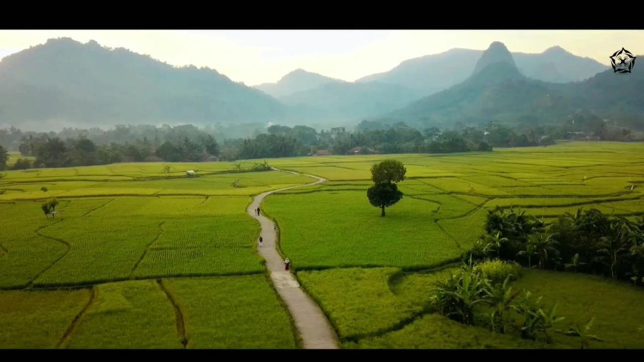 Berinteraksi dengan Petani dan Warga Kampung
