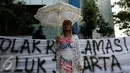 Nelayan bersama Mahasiswa UI melakukan demo dan teaterikal di depan Kemenko Bidang Kemaritiman, Jakarta, Selasa (13/9). Mereka menolak reklamasi yang dilakukan pemprov DKI di teluk Jakarta. (Liputan6.com/Johan Tallo)