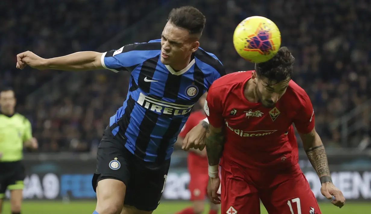 Striker Inter Milan, Lautaro Martinez, duel udara dengan pemain Fiorentina, Federico Ceccherini, pada laga Coppa Italia di Stadion San Siro, Rabu (29/1/2020). Inter Milan menang 2-1 atas Fiorentina. (AP/Luca Bruno)