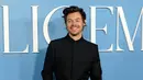 <p>Harry Styles berpose saat menghadiri pemutaran perdana film My Policeman di Regency Bruin Theatre, Los Angeles, Amerika Serikat, 1 November 2022. Penyanyi sekaligus penulis lagu berusia 28 tahun itu mengenakan jas hitam tanpa kerah dengan ikat pinggang kulit. (AP Photo/Chris Pizzello)</p>