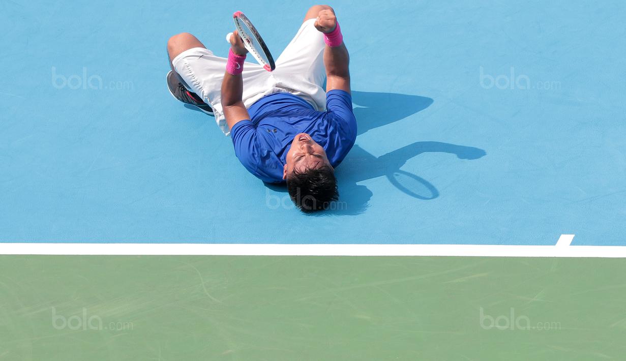 Ekspresi petenis Filipina, Alberto Lim usai mengalahkan petenis Indonesia David Agung Susanto pada Piala Davis 2018 grup dua Asia/Oceania di Senayan, Jakarta, Sabtu (4/2/2018). Alberto menang 6-3, 6-4. (Bola.com/Nick Hanoatubun)
