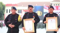 Menteri Agraria dan Tata Ruang/Kepala Badan Pertanahan Nasional (ATR/BPN), Hadi Tjahjanto (tengah) menerima penganugerahan sebagai Warga Kehormatan Utama Korps Brimob Polri dalam acara Hari Ulang Tahun (HUT) ke-78 Korps Brimob Polri (Istimewa)