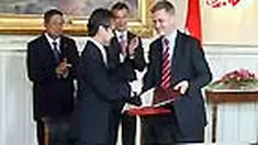 Penerimaan hibah sebesar satu miliar dolar AS dari Norwegia pada pertemuan perubahan iklim diprotes organisasi nonpemerintah bidang lingkungan. Menurut mereka Presiden juga memutuskan untuk berutang lagi untuk upaya mengatasi dampak perubahan iklim global