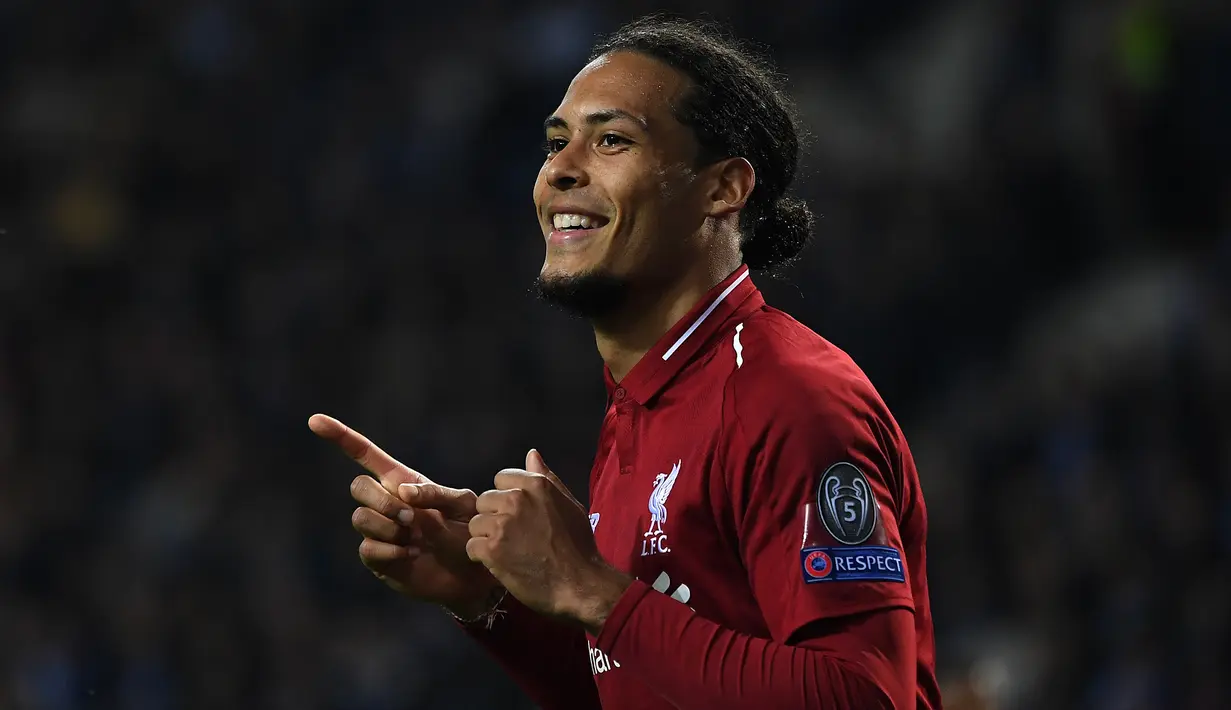 Virgil van Dijk (100 juta euro) - Bek asal Belanda ini bergabung dengan Liverpool dari Southampton dengan harga transfer 84,65 juta euro. Saat ini, Virgil van Dijk memiliki nilai pasa transfer seharga 100 juta euro. (AFP/Paul Ellis)