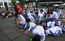FOTO: Simulasi Gempa Bumi Ramaikan Peringatan Hari Kesiapsiagaan Bencana 2024 di Kota Tua Jakarta