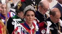 Sebelum penobatan, memang banyak spekulasi apakah Kate Middleton akan mengenakan tiara atau tidak dalam penobatan Raja Charles III. (Photo by Victoria Jones / POOL / AFP)