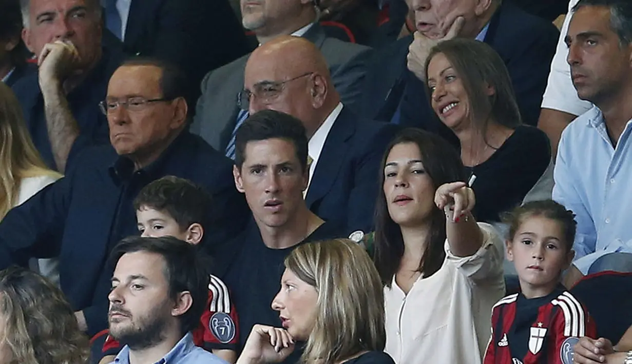 Pemain baru AC Milan, Fernando Torres (tengah) menyaksikan laga perdana Liga Italia Seri A 2014/2015 i Stadion San Siro, (31/8/2014). (REUTERS/Alessandro Garofalo)