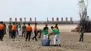 Masyarakat bersama pelajar dan TNI-Polri melakukan bersih-bersih sampah di Pantai Lamaru, Balikpapan, Kalimantan Timur, Selasa (23/7/2019). Pertamina dan Bhayangkari mengajak masyarakat Balikpapan untuk peduli lingkungan agar tidak membuang sampah sembarangan. (Liputan6.com/Angga Yuniar)