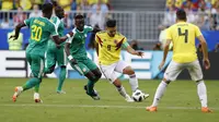 Striker Kolombia, Radamel Falcao, dikepung pemain Senegal pada laga Grup H Piala Dunia  2018 di Cosmos Arena, Kamis (28/6/2018). (AP Photo/Efrem Lukatsky)