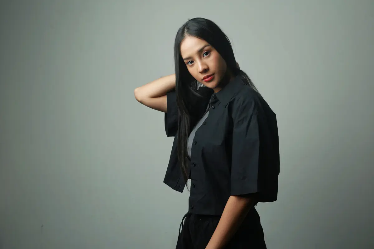 Anya Geraldine dan Vino G Bastian jadi pemain utama di film Gampang Cuan, keduanya berperan sebagai adik kakak